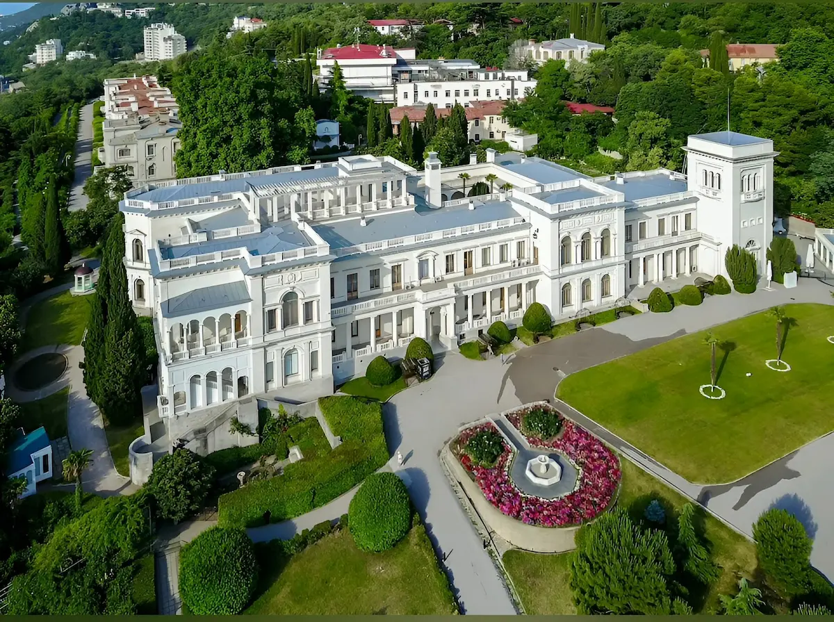Вид на Ливадийский дворец со стороны парковой аллеи