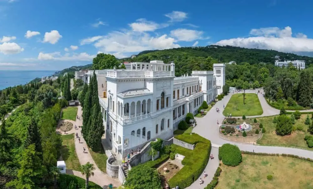 Ландшафтный дизайн и старые кипарисы в парковой зоне Ливадии